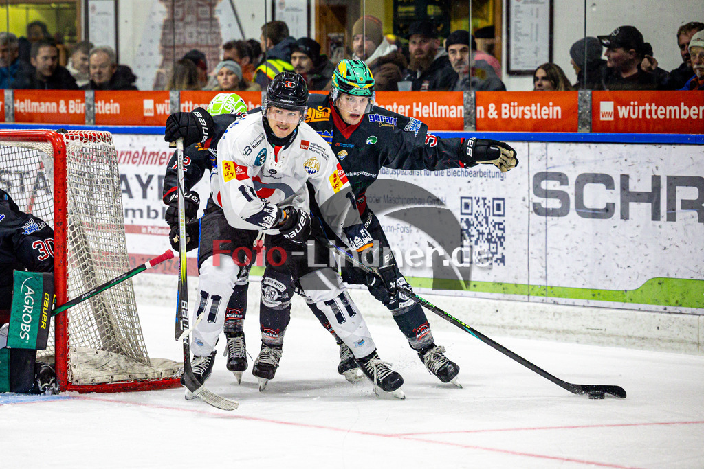 Peißenberg MINERS gegen HC Landsberg RIVER KINGS | Eishockey Bayernliga 2025/26 Vorrunde 4. Spieltag, Peißenberg MINERS gegen HC Landsberg RIVER KINGS, 20251024,Zweikampf,2025-10-24 in Peißenberg (flatbuy Arena Peißenberg), Linus VOIT (RIVERKINGS 11), Korbinian HOPPER (MINERS 94)Copyright: WolfgangxLindner www.foto-lindner.de