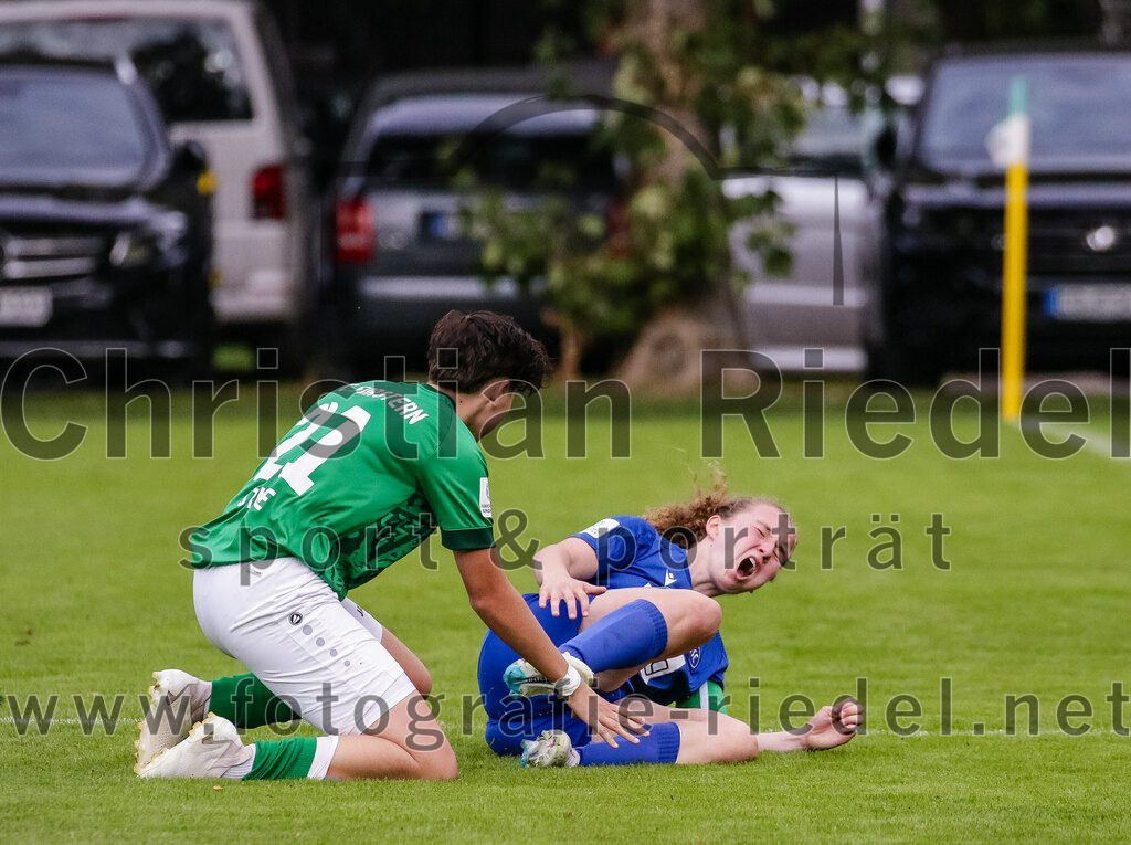 2023-10-07_065_FC_Forstern_gegen_Karlsruher_SC | Forstern, Deutschland, 07.10.2023:
Fußball, B-Juniorinnen-Bundesliga Süd 2023 / 2024, 4. Spieltag, FC Forstern gegen Karlsruher SC, Endergebnis: 1:1

Emilia Strube (FC Forstern, #21), Paulina Rothenberger (Karlsruher SC, #9)

Foto: Christian Riedel / fotografie-riedel.net