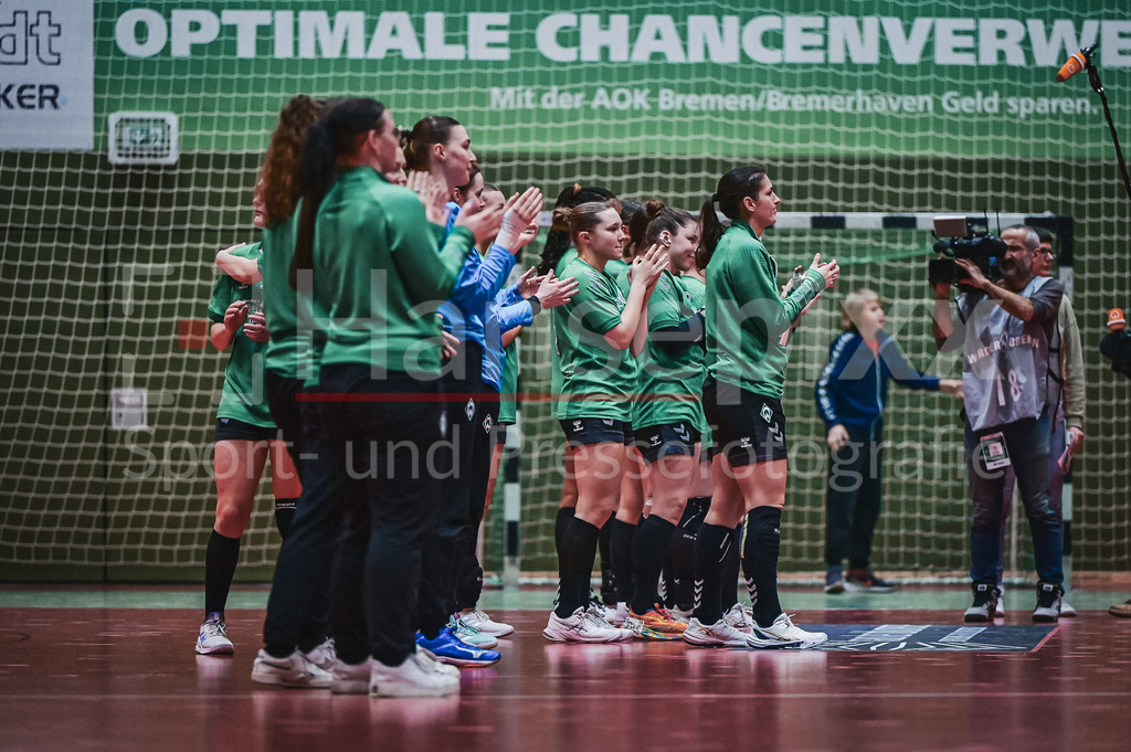 Handball, 2. Bundesliga Frauen, SV Werder Bremen - TuS Lintfort | v.li.: Spielerinnen des SV Werder Bremen mit dem Dank an die Fans, Zuschauer für die Unterstützung, bedanken, Dank