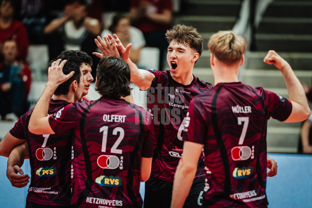 Volleyball | Herren | Saison 2025/2026 | Volleyball Ligacup | SWD powervolleys Düren vs. Energiequelle Netzhoppers KW | 12.10.2024 | KW jubelt, in der mitte Lovis Homberger (#6, Energiequelle Netzhoppers KW)