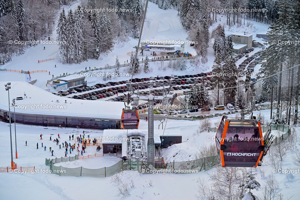 Hochficht_ Skigebiet_ Boehmerwald_ Saisonopening_ 08.12.2023-61 | 08.12.2023, Hochficht, AUT, Skigebiet Hochficht, Boehmerwald, Saisonopening 2023, im Bild Gondel, Bergbahn, Panorama, Piste, Skifahrer, Skiarena Hochficht, Parkplatz, Talstation