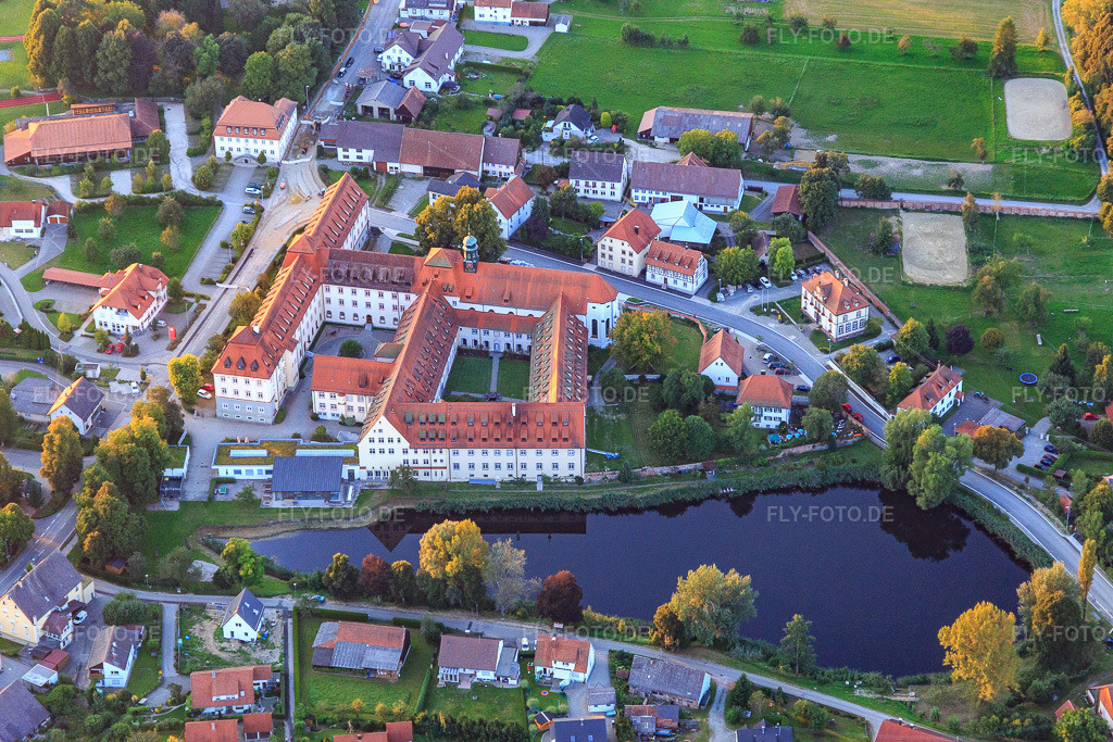 Luftbild: Internat und Klosterkirche St. Bernhard im Kloster Wald in Wald im Bundesland Baden-Württemberg in Deutschland. – Foto: IMG_094410.jpg vom 27.08.2016 durch Werner Riehm/FLY-FOTO.de – Auflösung des Originals: 5472 x 3648 px – Schulabschluss & Ausbildung in einem? <br/>Das ist Kloster Wald. : Gymnasium - Internat - Lehrwerkstätten Kloster Wald – Die Kirche St. Bernhard in Wald