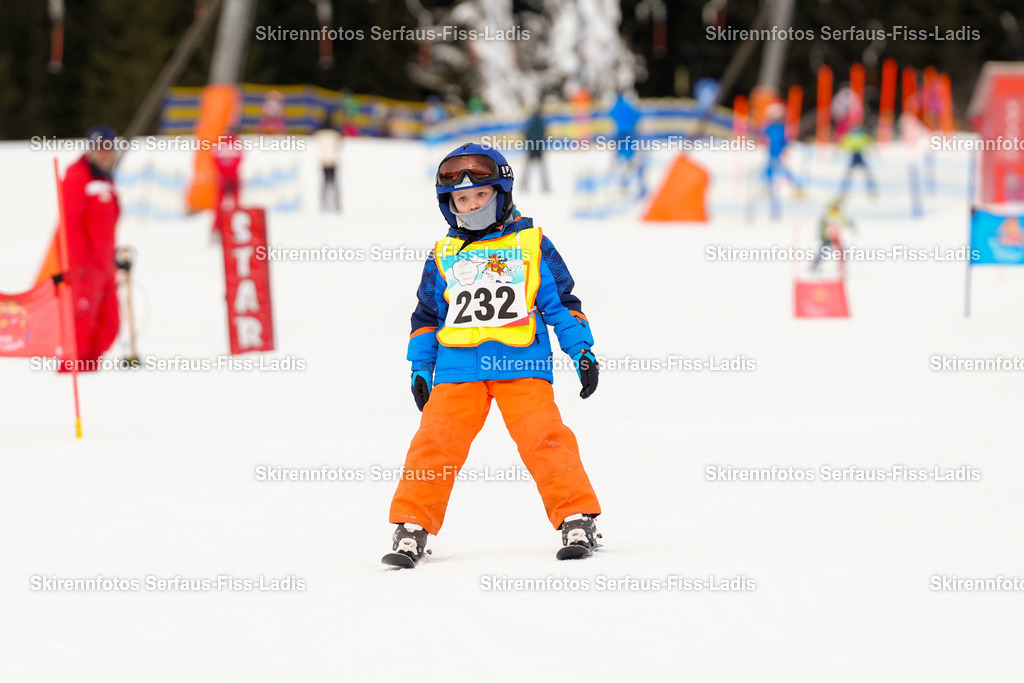 SRF_02.01.2026_0302 | Skirennfotos,Serfaus,Fiss,Ladis,Kinderskirennen,Winter,Tirol,Oberland,skirace,SFL,feelfree,weil wir's genießen,ski,Ski,skifahren,Sonnenplateau, - Realisiert mit Pictrs.com