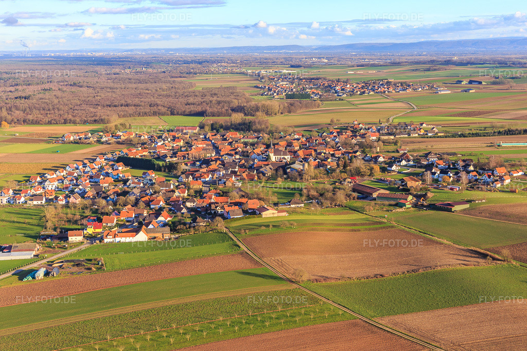 Luftbild: Ortsansicht von Osten in Salmbach im Bundesland Bas-Rhin in Frankreich. – Foto: IMG_135699.jpg vom 03.01.2023 durch Werner Riehm/FLY-FOTO.de – Auflösung des Originals: 5201 x 3468 px