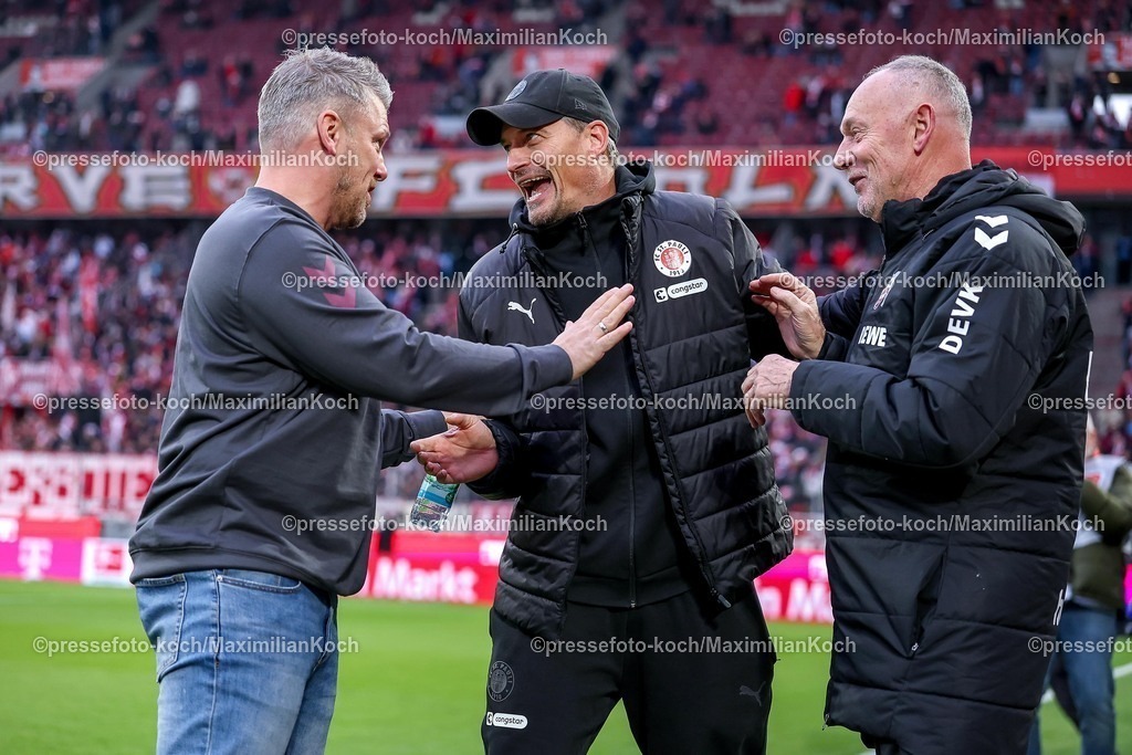 1FC06122501006 | 06.12.2025, Fußball, 1. FC Köln - FC St. Pauli, 1. Fußball Bundesliga, 13. Spieltag, RheinEnergie-STADION, Saison 2025 2026: Cheftrainer Lukas Kwasniok (1FC Koeln #hc) zusammen lachend Umarmung Handshake mit Cheftrainer Alexander Blessin (FC St.Pauli #hc) und Kölns Zeugwart Kresimir Ban DFB regulations prohibit any use of photographs as image sequences and or quasi-video.