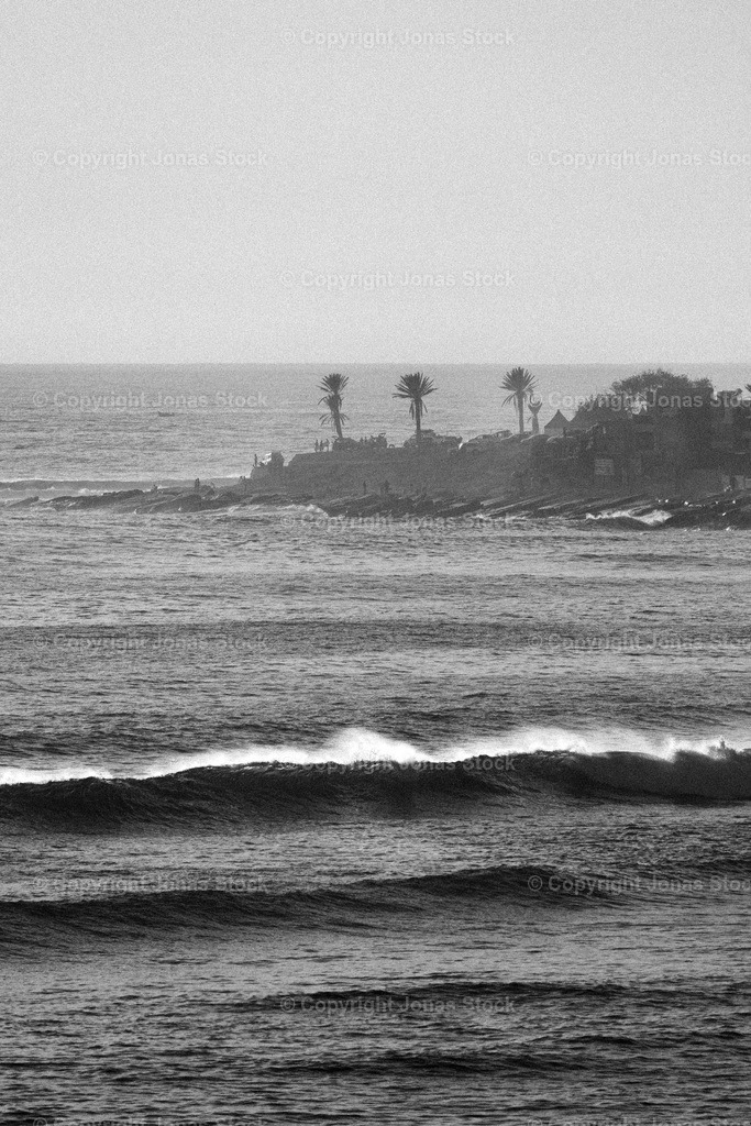 Anchor Point b/w | One of the most iconic spots of Morocco and a few of the best waves I've ever caught.  - Realisiert mit Pictrs.com