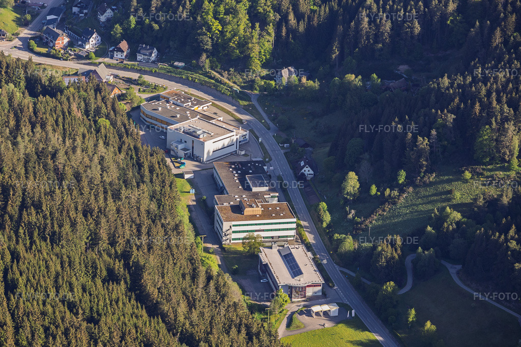 Luftbild: SKT Schwarzwälder Kugel-und Rollentechnik GmbH & Co. KG und Firmencampus blukii im Ortsteil Tennenbronn in Schramberg im Bundesland Baden-Württemberg in Deutschland.Foto: IMG_156563.jpg vom 17.05.2026 durch Werner Riehm/FLY-FOTO.deAuflösung des Originals: 5303 x 3536 pxHerstellung von individuellen Stahlkugeln und Laufrollenblukii