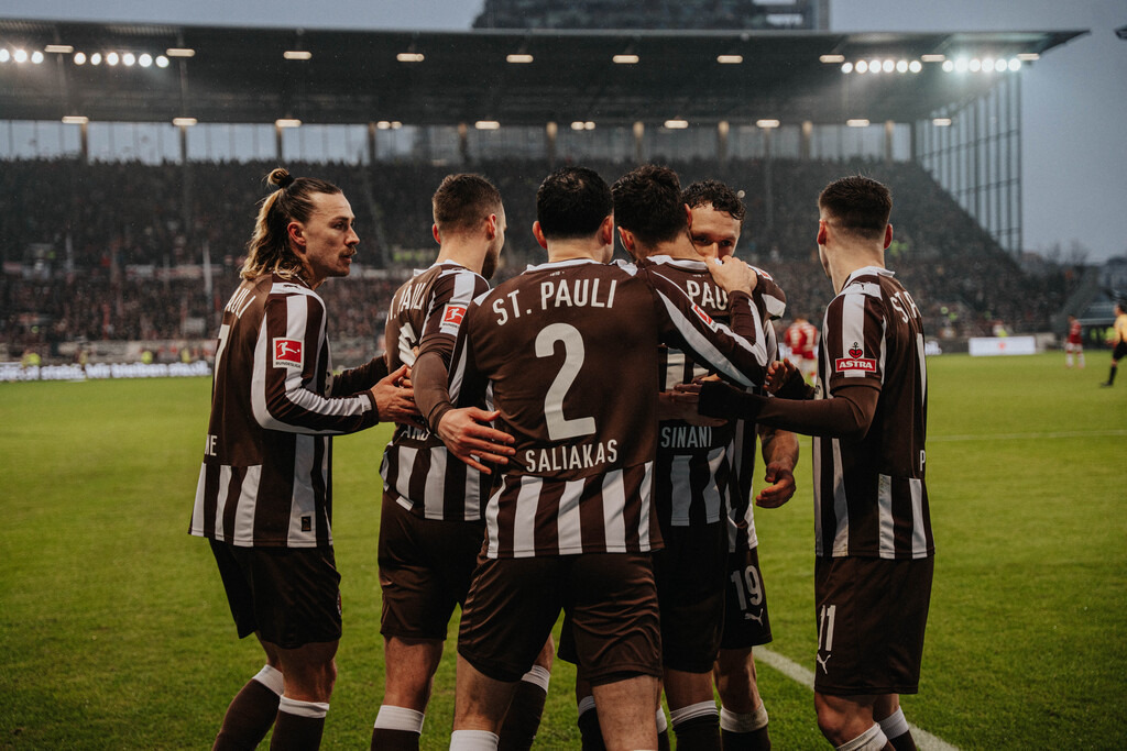 FCP03573 | Der offizielle Shop für FC St. Pauli Fotos. Wähle aus Spielszenen & Fanmomenten dein FCSP Wunschformat. Wir liefern Millerntor-Atmosphäre.