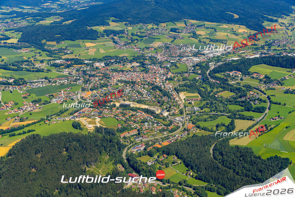Das Luftbild der Stadt Bad Kötzting wurde 2022 vom Flugzeug heraus erstellt (keine Drohnen-Aufnahmen) Aufnahmehöhe ca.450 Meter- hohe Bildauflösung und Druck-Qualität. Garantiert!