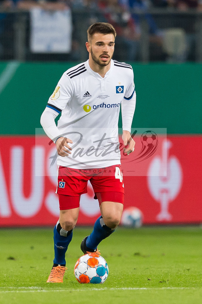 HSVSCF20220419_318 | Fussball, Herren: Mario Vuskovic (Hamburger SV) in Aktion, am Ball, Einzelaktion beim DFB-Pokal-Halbfinalspiel zwischen Hamburger SV und SC Freiburg im Volksparkstadion am 19.04.2022 in Hamburg, Deutschland.DFB / DFL REGULATIONS PROHIBIT ANY USE OF PHOTOGRAPHS AS IMAGE SEQUENCES AND/OR QUASI-VIDEO. - Realisiert mit Pictrs.com
