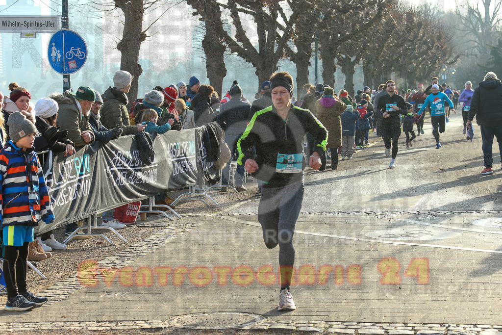 241231_1156_EX1_2999 | Sportfotografie im Rhein-Sieg Kreis, Köln, Bonn, NRW, Rheinland Pfalz, Hessen, etc. Unser Tätigkeitsfeld umfasst den Laufsport vom Volkslauf über den Marathon, Duathlon, Triathon bis zum Ultralauf wie Kölnpfad Ultra oder Schindertrail.