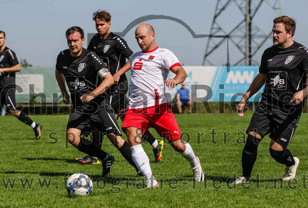 2023-09-17_027_SG_Anzing-Parsdorf_II_gegen_TSV_Zorneding_II | Anzing, Deutschland, 17.09.2023:
Fußball, A-Klasse 2023 / 2024, 5. Spieltag, Endergebnis: 1:1

Stefan Spyra ((SG) Anzing-Parsdorf, #10), Thomas Holzmann (TSV Zorneding, #7), Clemens Wünsch ((SG) Anzing-Parsdorf, #7)

Foto: Christian Riedel / fotografie-riedel.net