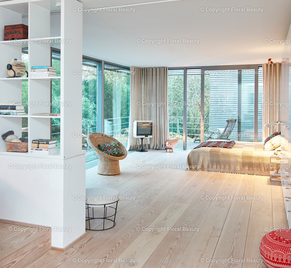 Schlafzimmer mit Raumteiler | geräumiges Schlafzimmer mit Douglasiendielen. Raumteiler Regal - Realisiert mit Pictrs.com