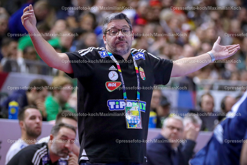 EHFEURO24012402037 | 24.01.2024, EHF EURO 2024, Männer Europameisterschaft Handball, Lanxess Arena in Köln, Frankreich - Ungarn: Nationaltrainer Chema Rodriguez (Ungarn) gestikulierend am Spielfeldrand