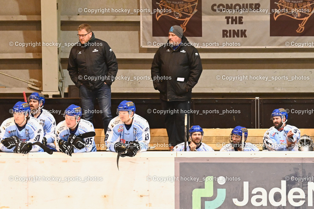 USC Velden vs. ESC Steindorf 9.1.2023 | Headcoach ESC Steindorf MOSER Robert, Stefan Platzner, Spielerbank ESC Steindorf