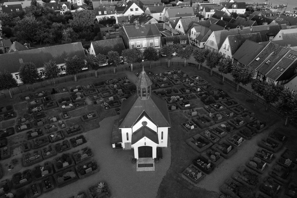 fischer-2020-440 | Blick auf die Fischersiedlung Holm in Schleswig mit Friedhof und Kapelle im Zentrum - Realisiert mit Pictrs.com