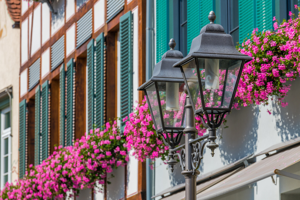Fachwerk und Blumen | Typische Haslacher Fassade mit Fachwerk und Blumen - Realisiert mit Pictrs.com