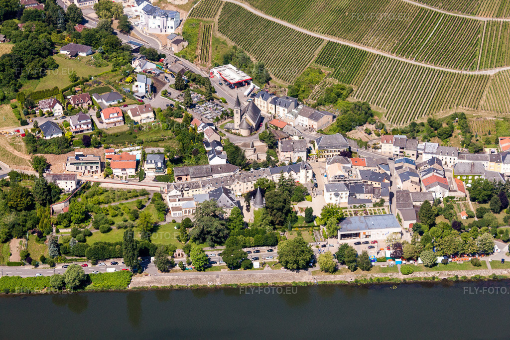 Vue aérienne: Village situé entre les rives de la Moselle et les vignobles, avec le musée Europa Schengen à Grevenmacher à Schengen dans le département Remich, Luxembourg – .Photo: IMG_29660.jpg prise le 27/06/2010 par Werner Riehm/FLY-FOTO.eu – Résolution de l'original: 4752 x 3168 px