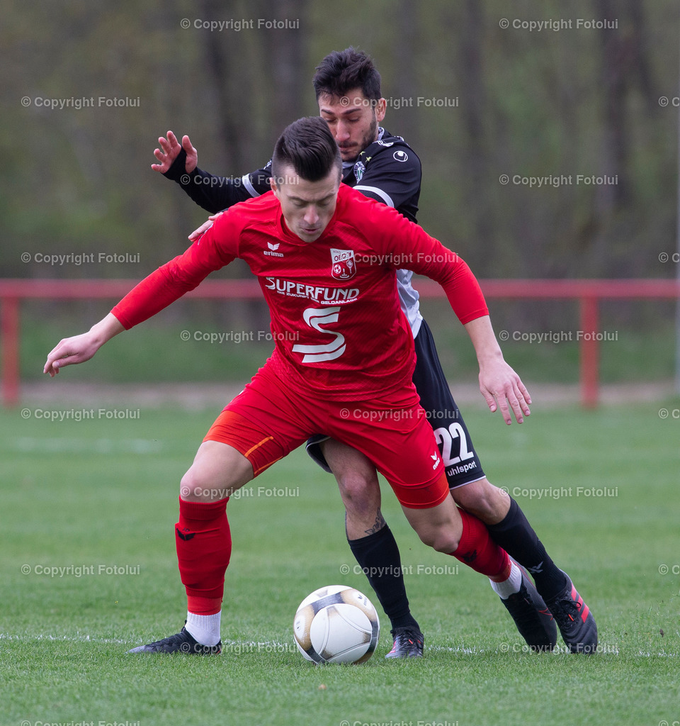 A_LUI_16042022_03 | SPORT,FUSSBALL,LT1 OOE LIGA ASKOE OEDT-SV MICHELDORF 16.04..2022 IM BILD: LUKAS PAULIK (OEDT)  UND TROJAN MALOKU (MICHELDORF) FOTO:FOTOLUI