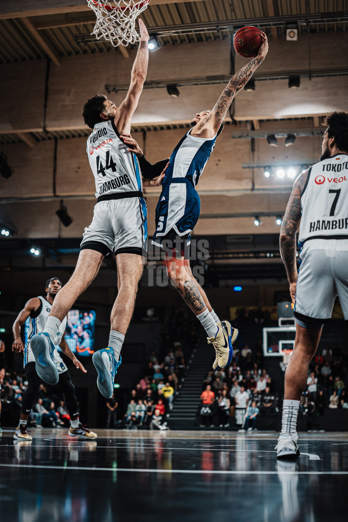 Basketball | Männer | Saison 2025/2026 | BKT EuroCup | Veolia Towers Hamburg vs. Bahcesehir College Istanbul | 14.10.2025 | v.l. Benedikt Turudic (#44, Veolia Towers Hamburg) gegen Caleb Homesley (#5, Bahcesehir College Istanbul)