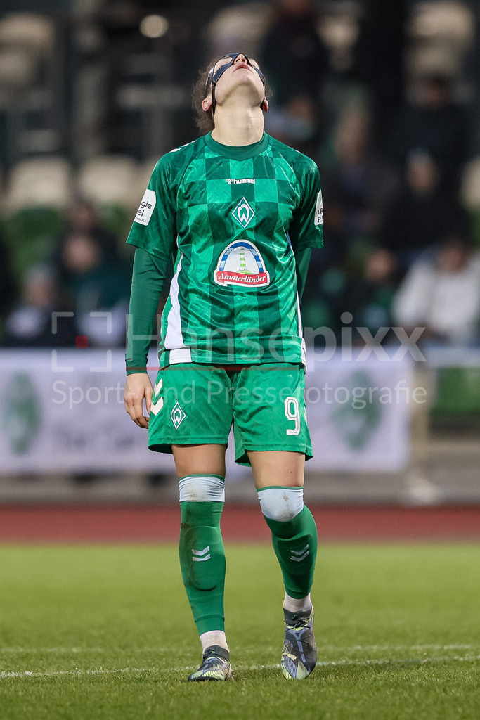 Fussball, Google Pixel Frauen-Bundesliga, SV Werder Bremen - SC Freiburg | v.li.: Sophie Weidauer (SV Werder Bremen, 9) enttäuscht schauend, Enttäuschung, DIE DFB-RICHTLINIEN UNTERSAGEN JEGLICHE NUTZUNG VON FOTOS ALS SEQUENZBILDER UND/ODER VIDEOÄHNLICHE FOTOSTRECKEN. DFB REGULATIONS PROHIBIT ANY USE OF PHOTOGRAPHS AS IMAGE SEQUENCES AND/OR QUASI-VIDEO.