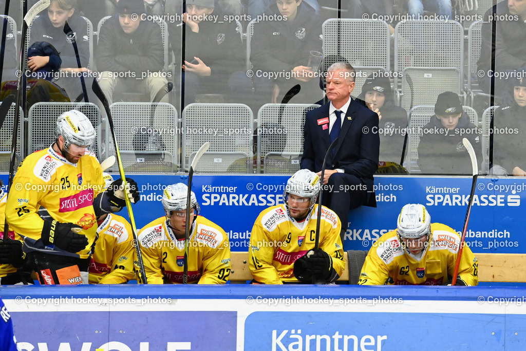 EC IDM WÄRMEPUMPEN VSV vs. Vienna Capitals | Spielerbank Vienna Capitals Headcoach Vienna Capitals CONSTANTINE KEVIN, EC IDM WÄRMEPUMPEN VSV vs. Vienna Capitals, EC IDM WÄRMEPUMPEN VSV vs. Vienna Capitals am 16.11.2025 in Villach (Stadthalle Villach), Austria, (Photo by Bernd Stefan)