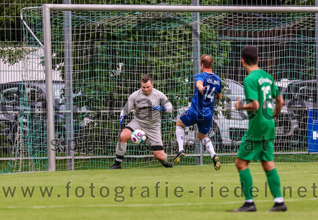 2023-08-04_090_FC_Forstern_gegen_FC_Langengeisling_II | Forstern, Deutschland, 04.08.2023:
Fußball, Kreisklasse 2023 / 2024, 1. Spieltag, FC Forstern gegen FC Langengeisling II, Endergebnis: 2:1

Torwart Kilian Schaufler (FC Forstern, #22), Kilian Kaiser (FC Langengeisling, #14)

Foto: Christian Riedel / fotografie-riedel.net