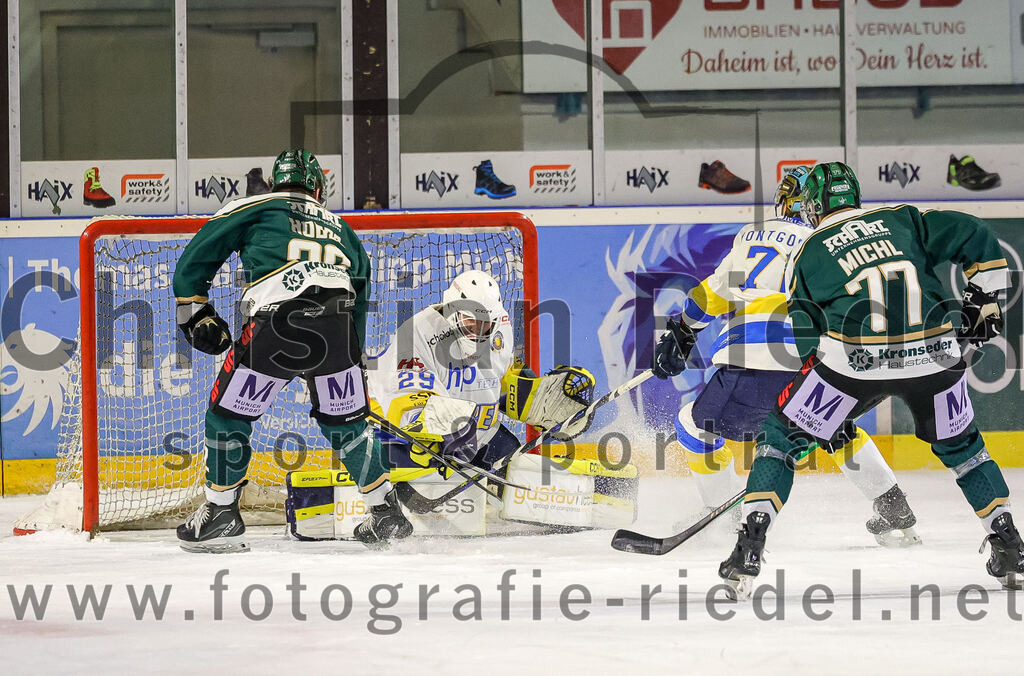 2026-01-09_073_TSV_Erding_gegen_Stuttgart_Rebels | Erding, Deutschland, 09.01.2026:Eishockey, Oberliga Süd 2025 / 2026, 35. Spieltag, TSV Erding gegen Stuttgart Rebels, Endergebnis: Grady Hobbs (Erding Gladiators, #22), Torwart Nick Jordan Vieregge (Stuttgart Rebels, #29), Reagan Poncelet (Stuttgart Rebels, #71), Philipp Michl (Erding Gladiators, #77)Foto: Christian Riedel / fotografie-riedel.net