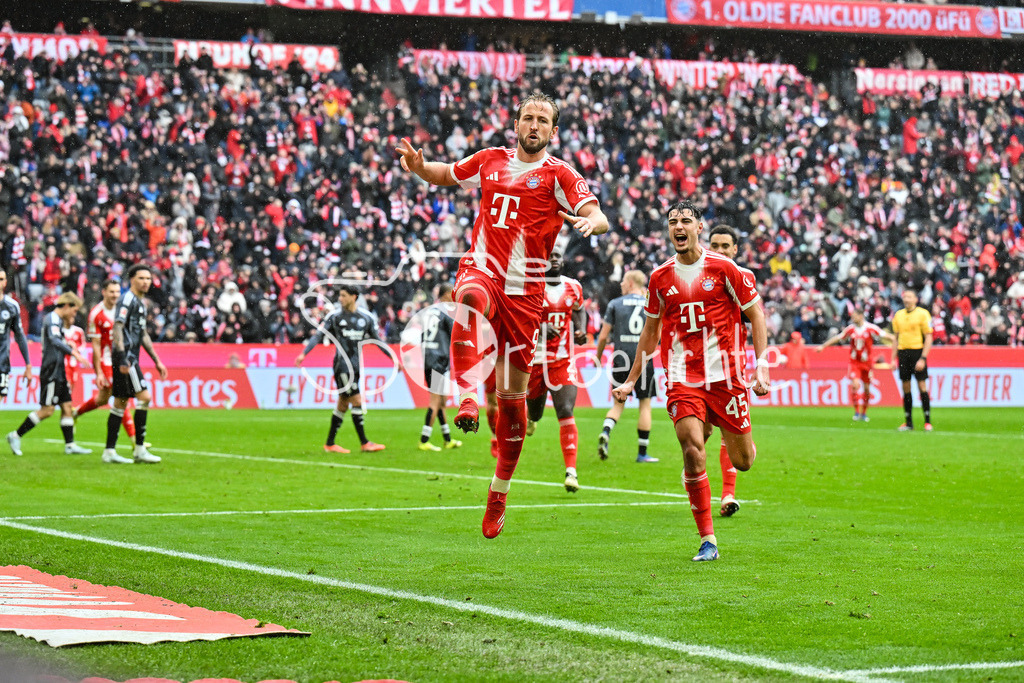 FC Bayern München - Eintracht Frankfurt | MUNICH, GERMANY - 21. FEBRUARY: Jubel der Hausherren nach dem Treffer zum 2-0 durch Harry KANE (FC Bayern Munich 9) / Tor / Torschuetze / Freude / Happy während dem Bundesligamatch zwischen dem FC Bayern München und der SG Eintracht Frankfurt am 23. Spieltag in der Allianz Arena / DFL REGULATIONS PROHIBIT ANY USE OF PHOTOGRAPHS AS IMAGE SEQUENCES AND/OR QUASI-VIDEO / Aleksandar PAVLOVIC (FC Bayern Munich 45)