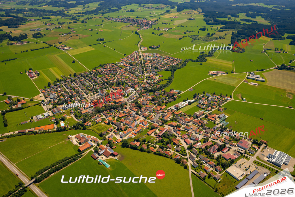 Das Luftbild zeigt :  Unterthingau - Die Luftaufnahme wurde 2024 vom UL-Flugzeug aus erstellt ( keine Drohne ) - Hochauflösende Luftaufnahme - Für grossformatige Ausdrucke geeignet. Die Geschenkidee !Mit Lizenz und Bildrechte bestellbar