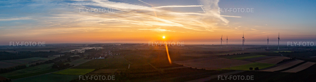 Luftbild: Windpark Freckenfeld bei Sonnenaufgang in Freckenfeld im Bundesland Rheinland-Pfalz in Deutschland. Foto: IMG_139117-Pano.jpg vom 01.10.2023 durch Werner Riehm/FLY-FOTO.deAuflösung des Originals: 13662 x 3563 px