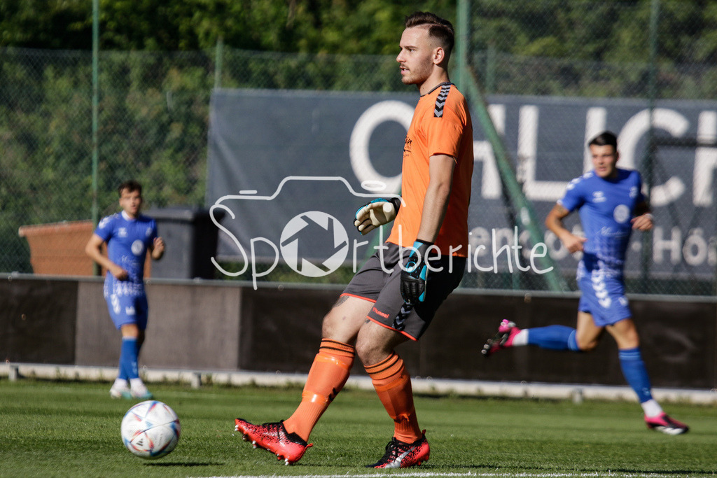 FC Pinzgau Saalfelden - FC Bayern Amateure | Kilian SCHROECKER (Pinzgau #1) am Ball