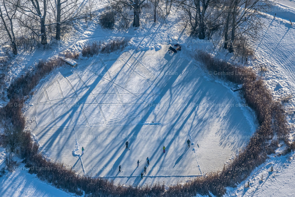 4044965 | SüDHARZ 14.02.2021 Winterlich schneebedeckte Spaziergänger und Passanten laufen auf der Eisschicht der zugefrorenen Uferbereiche der See - Oberfläche "Der kleine See" mit Eishockey - Spielern im Ortsteil Uftrungen in Südharz im Bundesland Sachsen-Anhalt, Deutschland. // Wintry snowy strollers and passers-by walk on the ice sheet of the frozen bank areas of the lake - surface "Der kleine See" with ice hockey players in the district Uftrungen in Suedharz in the state Saxony-Anhalt, Germany. Foto: Gerhard Launer