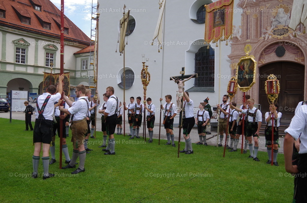 IMGP7018 | fotografiert von Axel PollmannLeonhardi Wallfahrt Benediktbeuern und Murnau, Fronleichnam, Fasching, Landschaft im Loisachtal und Benediktbeuern  - Realisiert mit Pictrs.com