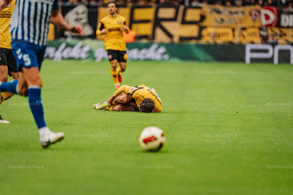 Dresdner SC - Allianz MTV Stuttgart, DEKRA 1. Bundesliga Frauen, Volleyball | Im Bild: Ben Bobzien (20, SG Dynamo Dresden) nach Faul am Boden18.10.2026, SG Dynamo Dresden - 1. FC Magdeburg, 2. BUNDESLIGA - 8. SPIELTAG, Fußball, Deutschland, Dresden, Rudolf-Harbig-Stadion