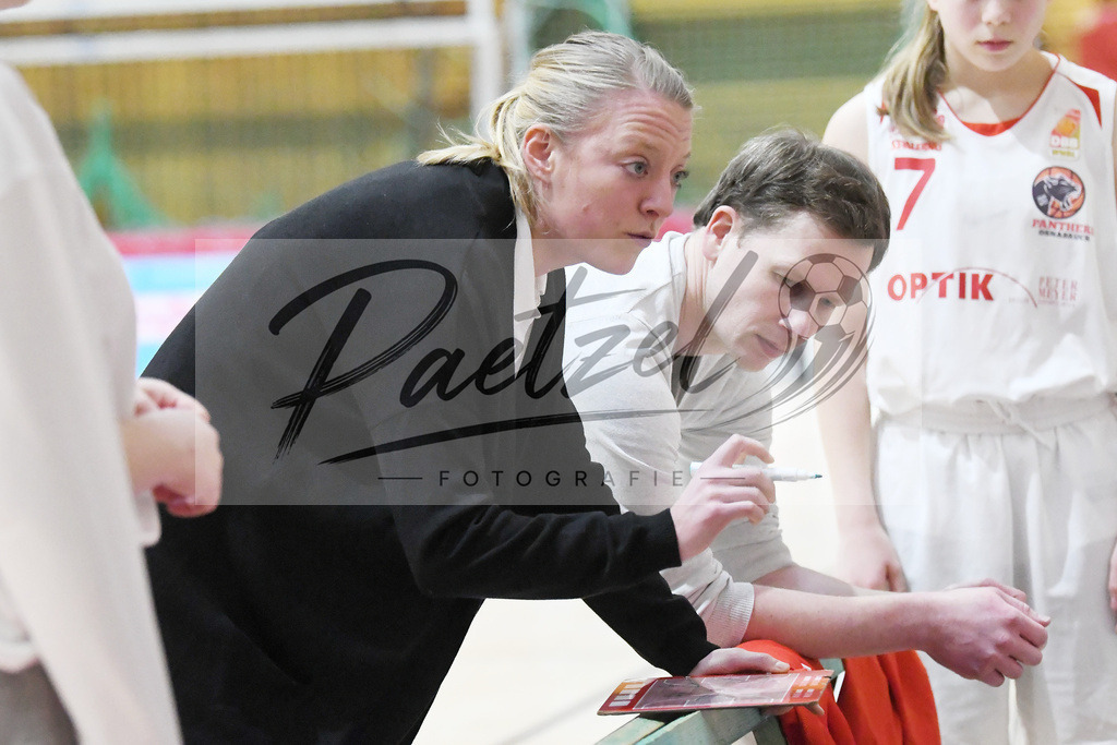 20200126_OSCTGN_0033 | Basketball, Juniorinnen: Headcoach Constanze Wegner (OSC Junior Panthers) spricht mit dem Team beim Spiel der WNBL zwischen OSC Junior Panthers vs. TG Neuss Junior Tigers am 26.01.2020 im Panthers Dome in Osnabrück, Deutschland.(Foto von Nico Paetzel) - Realisiert mit Pictrs.com