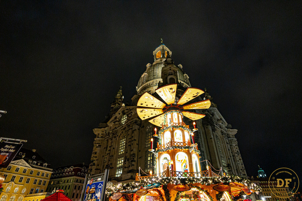 Weihnachtsmarkt Neumarkt an der Frauenkirche Dresden | Geschenke, Wandbilder und Accessoires mit Motiven aus Dresden und anderen schönen Orten zur Verschönerung Deines zu Hauses und zum verschenken gewünscht? Wähle Deine Lieblingsbild auf dem Produkt Deiner Wahl. 