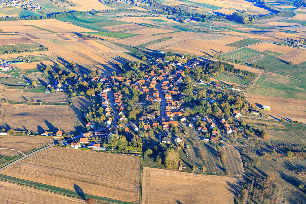 Vue aérienne: Vue de la ville depuis l'ouest à Retschwiller dans le département Bas Rhin, France – .Photo: IMG_112143.jpg prise le 13/10/2018 par Werner Riehm/FLY-FOTO.eu – Résolution de l'original: 5472 x 3648 px