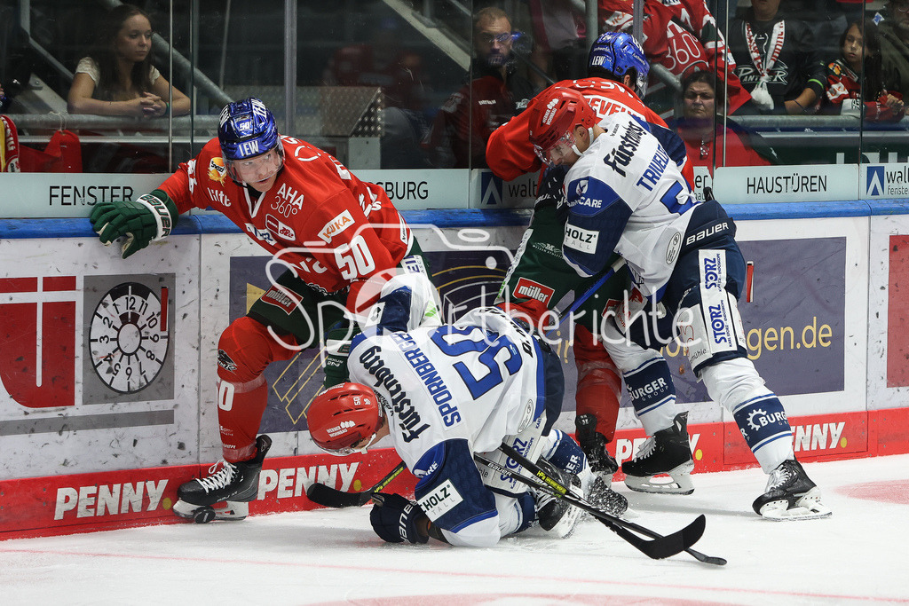 Augsburger Panther - Schwenninger Wild Wings | v.l. Alexander Oblinger (AEV #50), Peter SPORNBERGER (SERC #50) Thomas Jordan TREVALYAN (AEV #24) und Alex TRIVELLATO (SERC #53) im Zweikampf