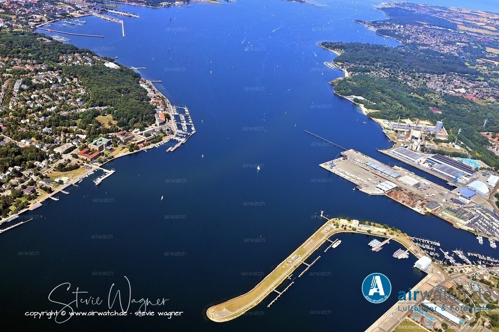 Luftbild Kiel Hafen - Folgen für die Werften | Folgen für die Werften - Nach Kriegsende führten die massiven Schäden und die anschließende Demontage durch die britische Militärregierung zum Ende der Germaniawerft, deren verbliebene Gebäude ab 1949 gesprengt wurden. Die Anlagen der anderen Werften wurden später teilweise unter neuen Namen (wie HDW) wiederaufgebaut oder fusioniert.