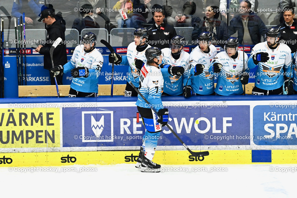 EC IDM Wärmepumpen VSV vs. Steinbach Black Wings Linz | Jubel #7 Brian Lebler Black Wings Linz, Spielerbank Black Wings Linz, EC IDM Wärmepumpen VSV vs. Steinbach Black Wings Linz, EC IDM Wärmepumpen VSV vs. Steinbach Black Wings Linz am 23.01.2026 in Villach (Stadthalle Villach), Austria, (Photo by Bernd Stefan)