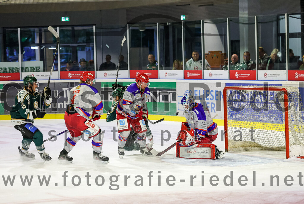 2025-09-14_133_TSV_Erding_gegen_EC_Peiting | Erding, Deutschland, 14.09.2025:Eishockey, Oberliga Süd 2025 / 2026, Testspiel, TSV Erding gegen EC Peiting, Endergebnis: 2:3Björn Salhi (Erding Gladiators, #13), Simon Mayr (EC Peiting, #4), Fabian Weyrich (EC Peiting, #28), Torwart Tommi Steffen (EC Peiting, #1)Foto: Christian Riedel / fotografie-riedel.net