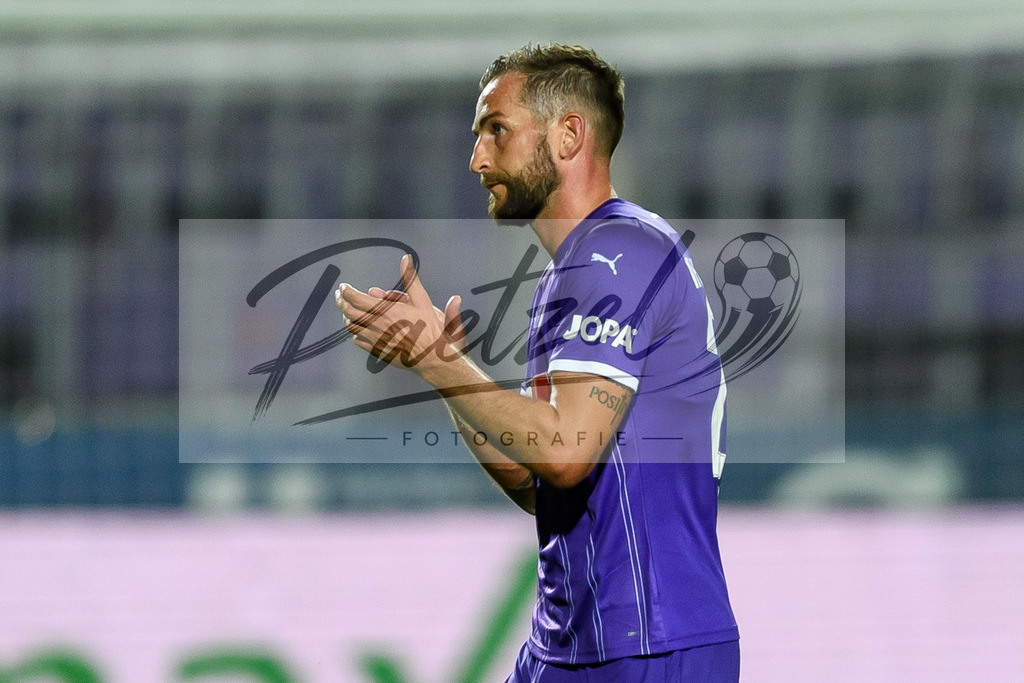 OSNVKO2021090620210906_207 | Fussball, Herren: Marc Heider (VfL Osnabrueck) bedankt sich nach seiner Auswechslung bei den Fans beim Spiel der 3. Liga zwischen VfL Osnabrueck und FC Viktoria Koeln im Stadion an der Bremer Bruecke am 06.09.2021 in Osnabrueck, Deutschland.DFB / DFL REGULATIONS PROHIBIT ANY USE OF PHOTOGRAPHS AS IMAGE SEQUENCES AND/OR QUASI-VIDEO. - Realisiert mit Pictrs.com