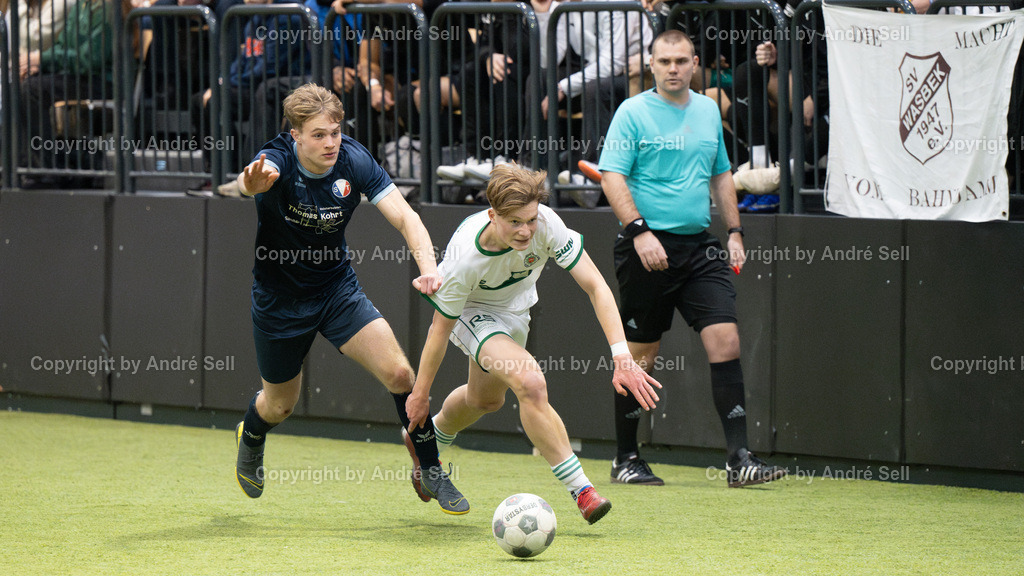 Vorrunde - Gruppe A - SV Tungendorf vs PSV Neumünster | Hannes Rohde (SVT #16) / Lucas Schulze (PSV #27) // 44. RS-Reifenhandel-Cup 2024 / Vorrunde - Gruppe A - SV Tungendorf vs PSV Neumünster / Holstenhalle 1 / Neumünster / 26.12.24 - Realisiert mit Pictrs.com
