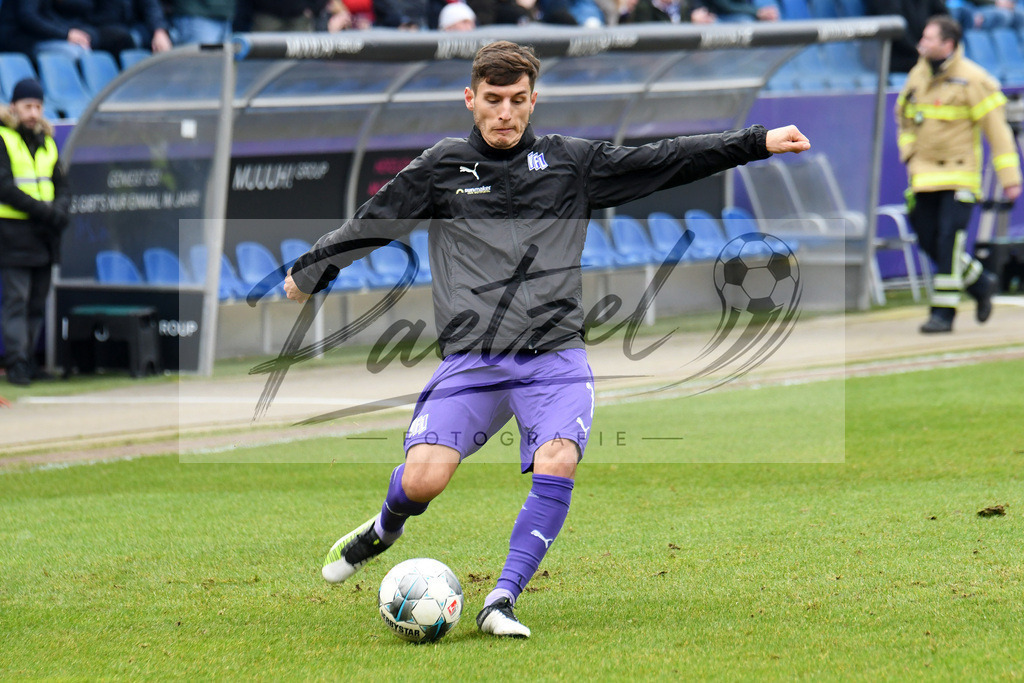 20200208_OSNFCN_0028 | Fußball, Herren: Bashkim Ajdini (VfL Osnabrueck) in Aktion, am Ball, Einzelaktion waehrend des Spiels der 2. Bundesliga zwischen VfL Osnabrueck und 1. FC Nuernberg im Stadion an der Bremer Bruecke am 08.02.2020 in Osnabrueck, Deutschland.DFB / DFL REGULATIONS PROHIBIT ANY USE OF PHOTOGRAPHS AS IMAGE SEQUENCES AND/OR QUASI-VIDEO. - Realisiert mit Pictrs.com