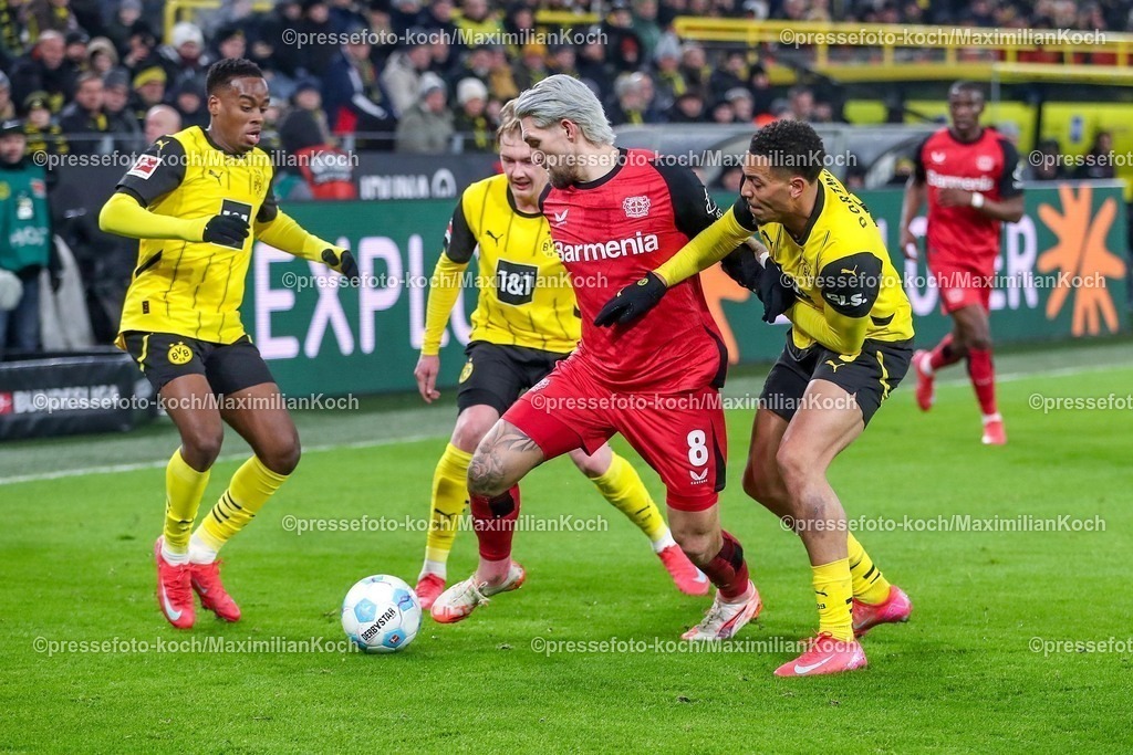 BVB10012501090 | 10.01.2025, Fußball, Borussia Dortmund - Bayer 04 Leverkusen, 1. Fußball Bundesliga, 16. Spieltag, Signal Iduna Park, Saison 2024 2025: Robert Andrich (Bayer04 Leverkusen #8) im Zweikampf gegen Almugera Kabar (BVB #42), Felix Nmecha (BVB #8) und Jamie Gittens (BVB #43)DFB regulations prohibit any use of photographs as image sequences and or quasi-video.