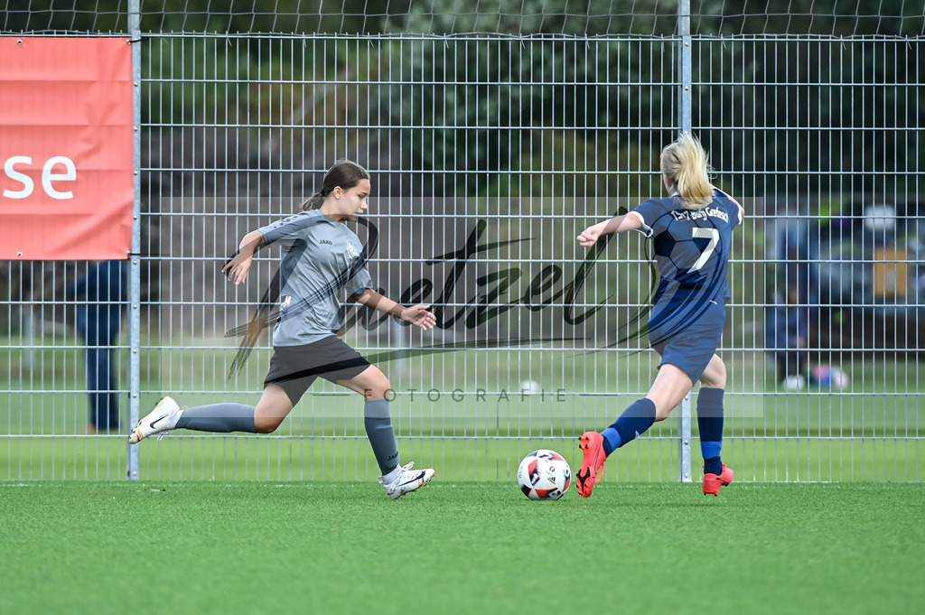 IBBGRE20200829_0119 | Fussball, C-Juniorinnen:   beim Testspiel zwischen DJK Arminia Ibbenbueren und TSG 07 Burg Gretesch im Sportzentrum Schierloh am 29.08.2020 in Ibbenbueren, Deutschland. - Realisiert mit Pictrs.com