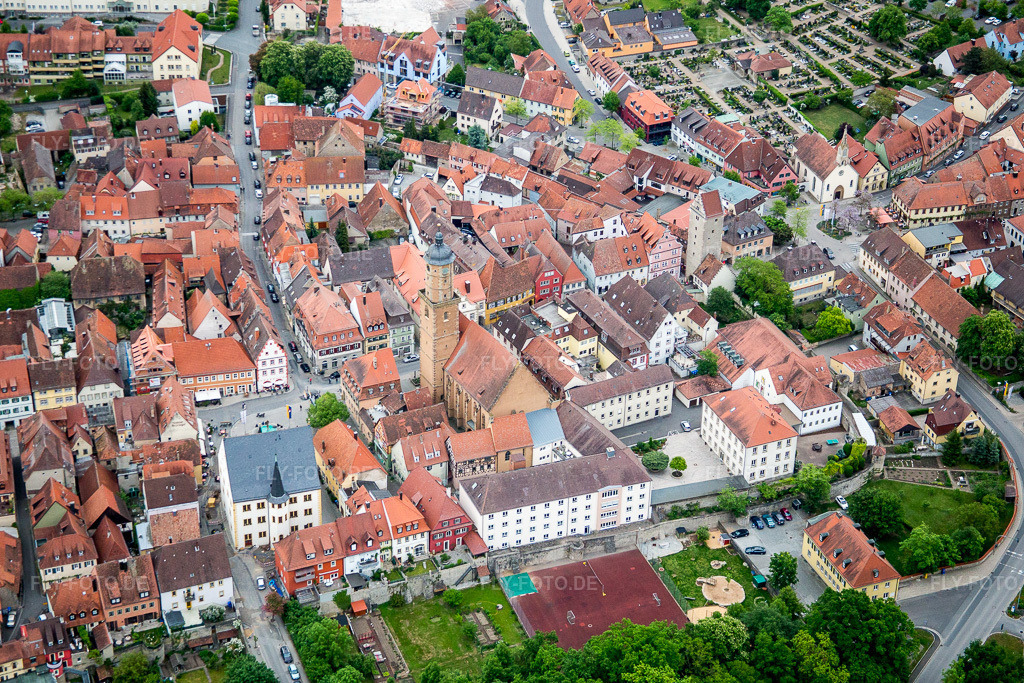 Luftbild: Kath. Kirche St. Bartholomäus in Volkach im Bundesland Bayern in Deutschland. – Foto: IMG_078906.jpg vom 14.05.2015 durch Werner Riehm/FLY-FOTO.de – Auflösung des Originals: 5251 x 3501 px
