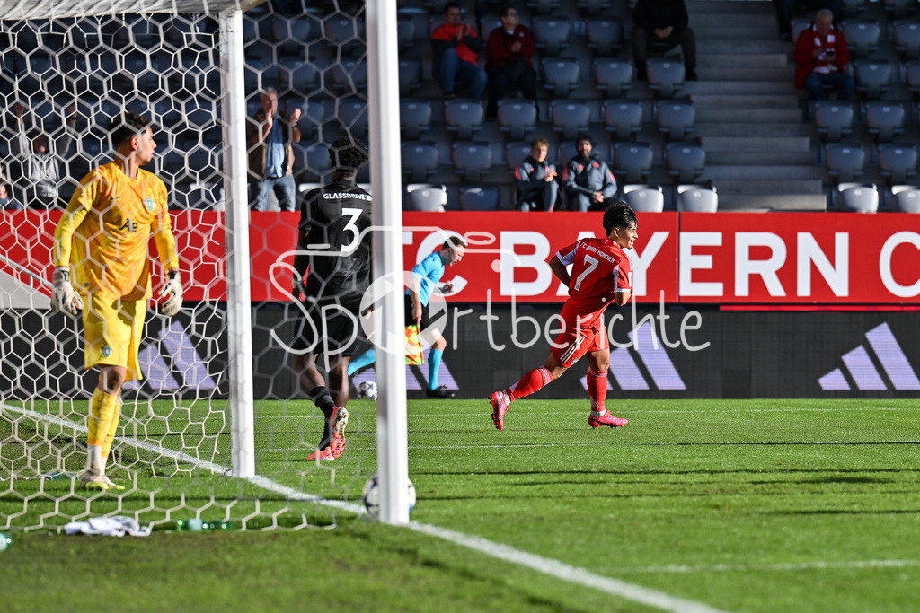FC Bayern München U19 - Sporting Lissabon U19 | MUNICH, GERMANY - 09. DECEMBER: Jubel der Bayern nach dem Treffer zum 2-0 durch Maycon CARDOZO (FC Bayern München 7) / Tor / Torschuetze / Freude / Happy während dem Match zwischen der U19 des FC Bayern München und der U19 von Sporting Lissabon am 6. Spieltag der UEFA Youth League Ligaphase am FC Bayern Campus