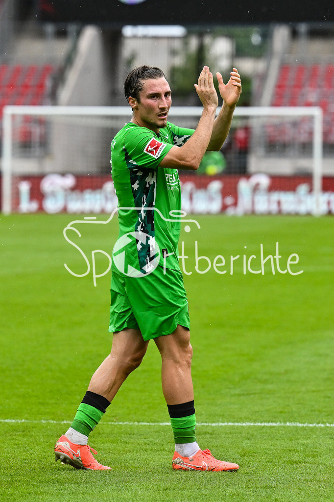 1. FC Nürnberg - Borussia Mönchengladbach | Die Spieler der Gaeste bedanken sich bei den mitgereisten Fans / Testspiel: 1. FC Nuernberg - Borussia Mönchengladbach, Max-Morlock Stadion am 26.07.2025 / DFL REGULATIONS PROHIBIT ANY USE OF PHOTOGRAPHS AS IMAGE SEQUENCES AND/OR QUASI-VIDEO / Rocco REITZ (Borussia Moenchengladbach 27) / Einzelfoto / Freisteller
